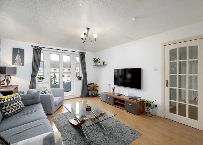 Stylish 2-bed Flat With Balcony Near Haymarket - Pass The Keys Edinburg