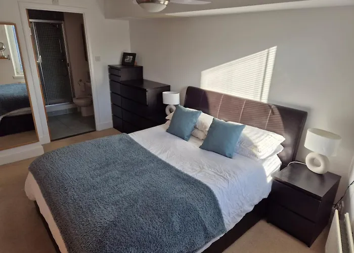 Spacious, Sunny Leith Edimburgo