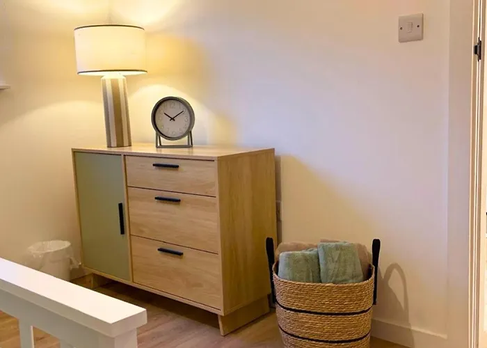 Apartment 7 Min From Airport 2 Bedroom *