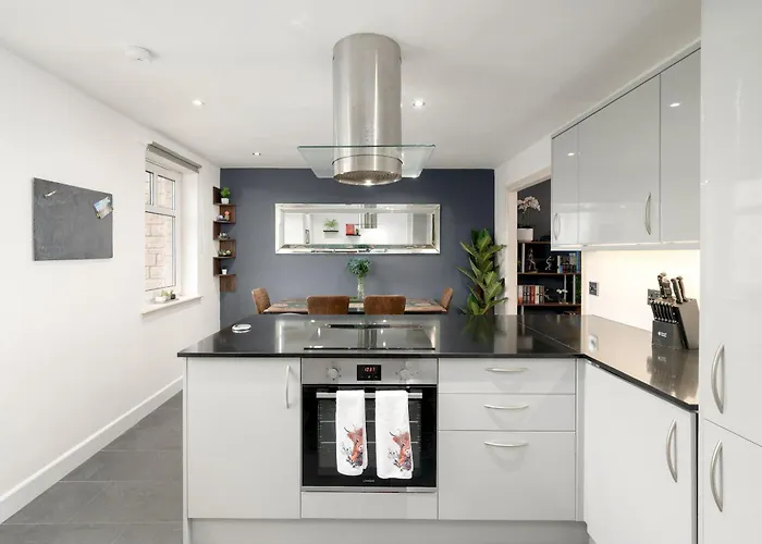 Stylish 2-bed Flat With Balcony Near Haymarket - Pass The Keys Lägenhet