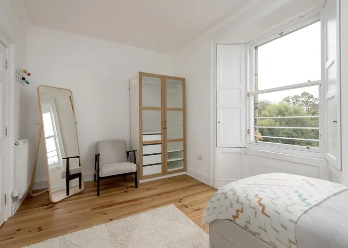 Elegant 2-bedroom In New Town Near Princes Street Apartment
