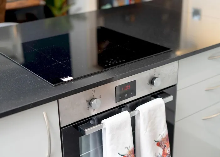 Stylish 2-bed Flat With Balcony Near Haymarket - Pass The Keys Edinburg