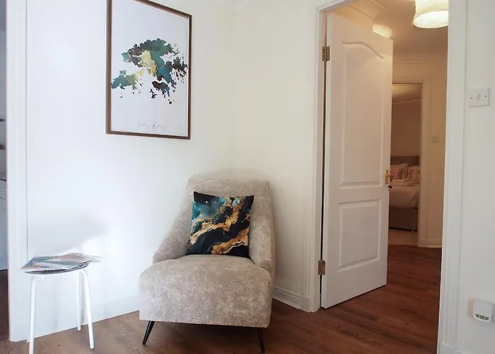 Fettes - Homely 2bd In Quiet Development Edinburg
