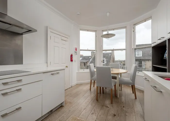 Elegant 2-bedroom In New Town Near Princes Street Apartment