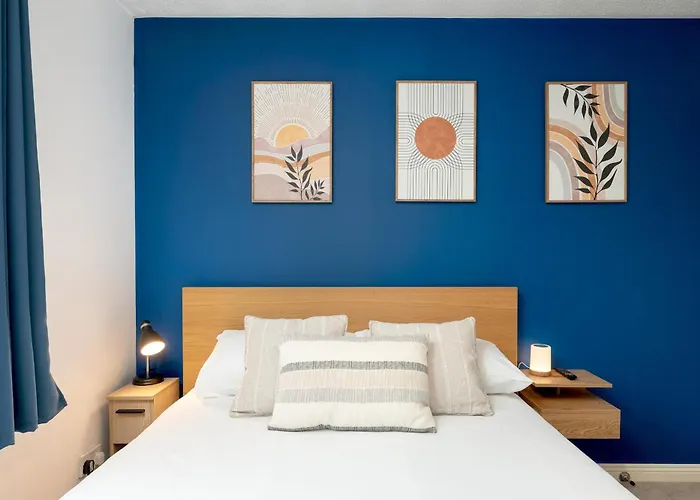 Stylish 2-bed Flat With Balcony Near Haymarket - Pass The Keys *