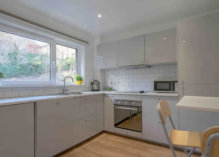 Tranquil 2 Bed Flat, Free Parking, Near Murrayfield & Centre エディンバラ