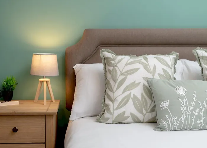 Stylish 2-bed Flat With Balcony Near Haymarket - Pass The Keys *