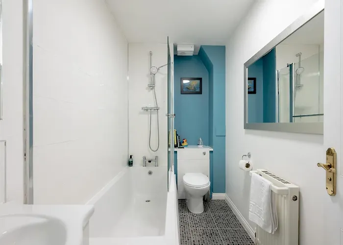 Stylish 2-bed Flat With Balcony Near Haymarket - Pass The Keys Lägenhet Edinburg