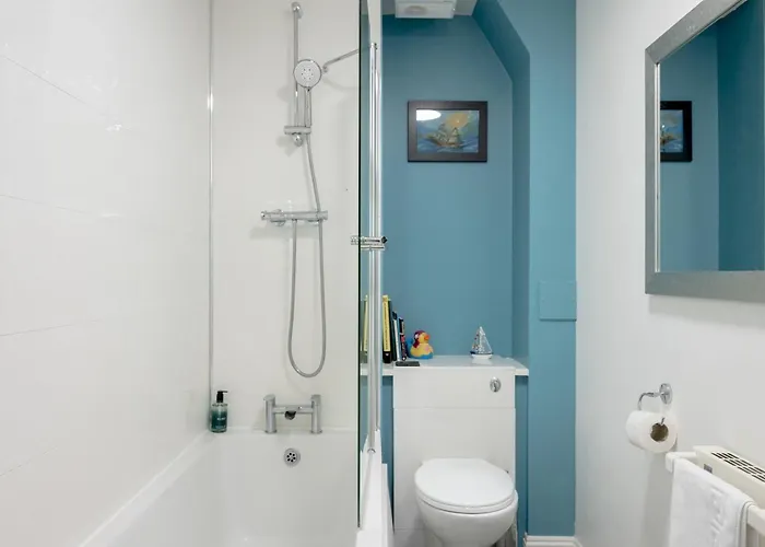 Stylish 2-bed Flat With Balcony Near Haymarket - Pass The Keys * Edinburg