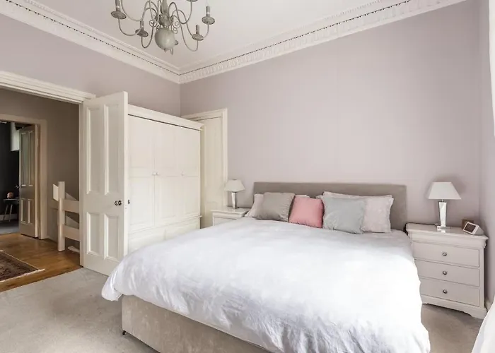 Modern Holyrood Family Retreat Edinburgh