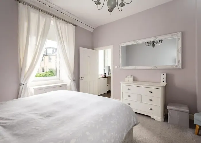 Modern Holyrood Family Retreat * Edinburgh