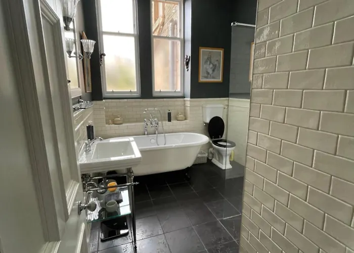 Apartment Victorian With Car Parking In Driveway, Murrayfield Edinburgh