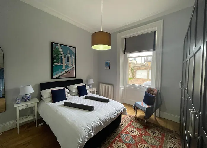 Victorian With Car Parking In Driveway, Murrayfield * Edinburgh