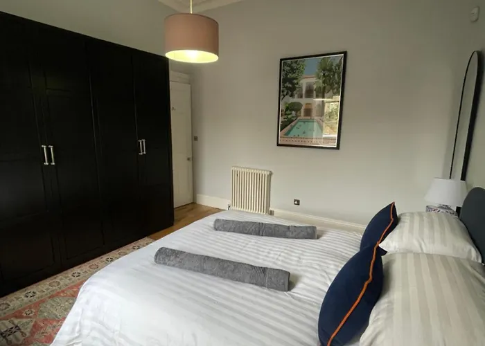 Victorian With Car Parking In Driveway, Murrayfield Apartment