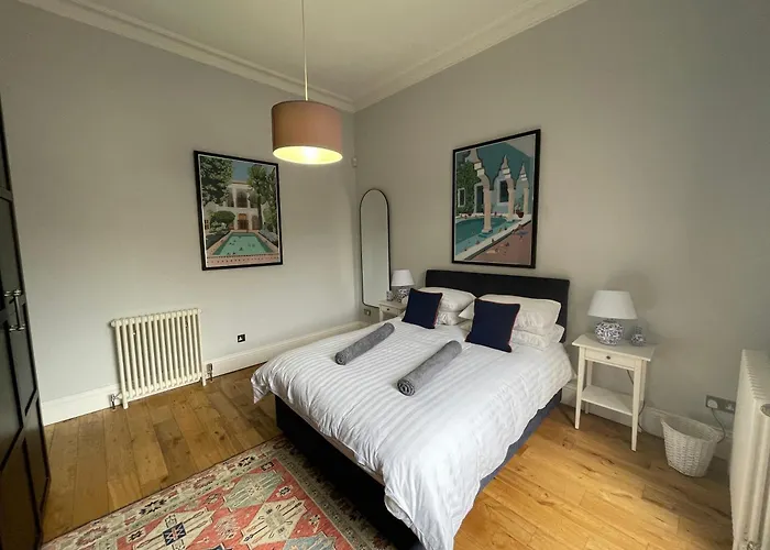 Victorian With Car Parking In Driveway, Murrayfield Edinburgh