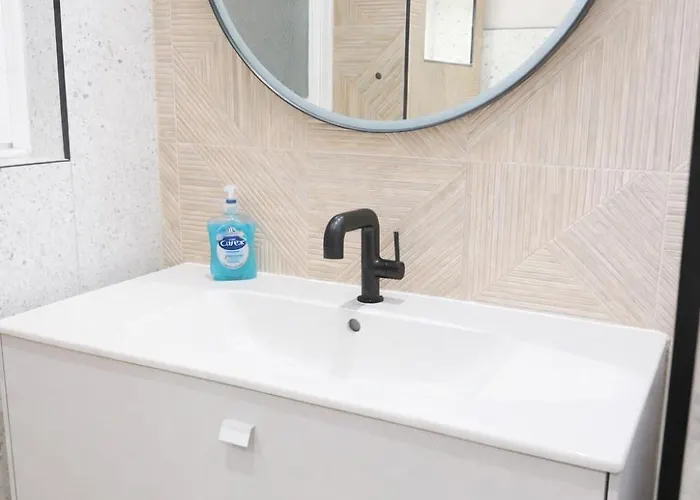 Luxury Victorian 5 Bedroom By Lady Road Apartment