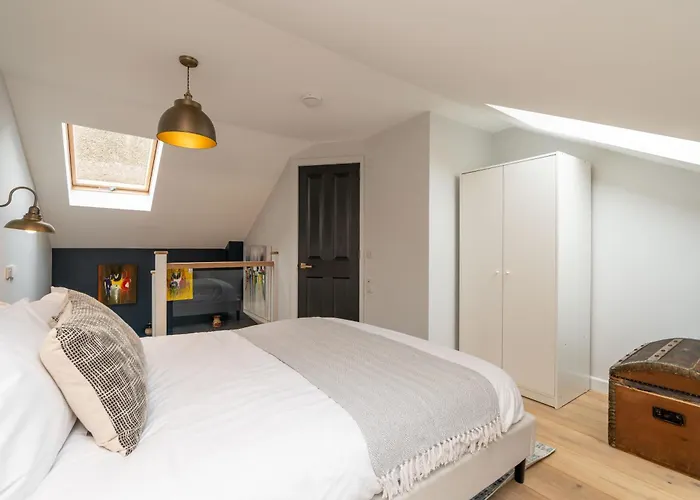 Superb Two Bedroom 2 Bathroom Morningside Apartment Edinburgh