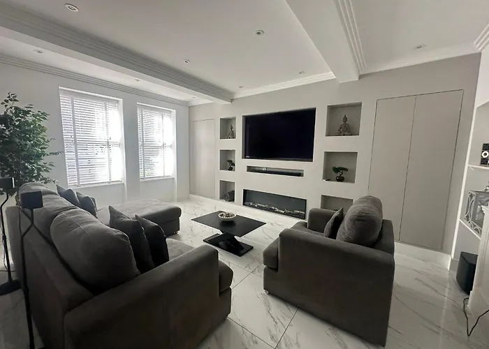 Luxury Waterfront Retreat For Groups Holiday home