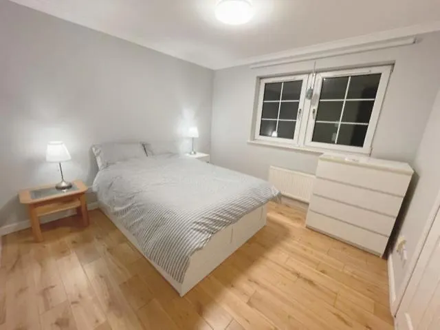 Double With Private Bathroom N Parking Direct Connection To Airport Train Station Homestay szállás