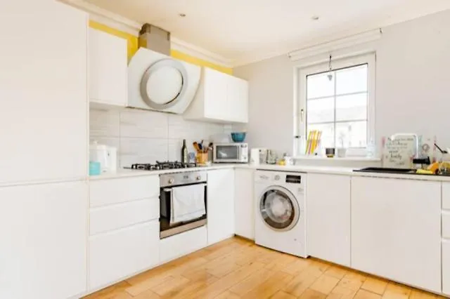 Double With Private Bathroom N Parking Direct Connection To Airport Train Station Homestay szállás Edinburgh