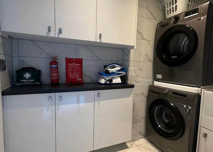 Luxury Waterfront Retreat For Groups Holiday home *