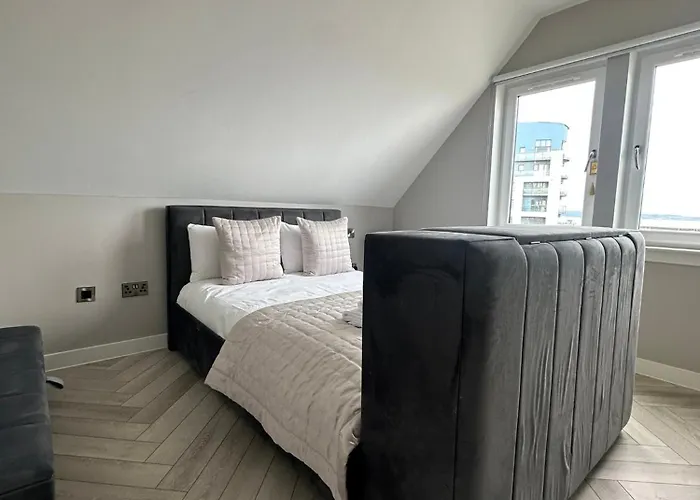 Luxury Waterfront Retreat For Groups * Edinburgh