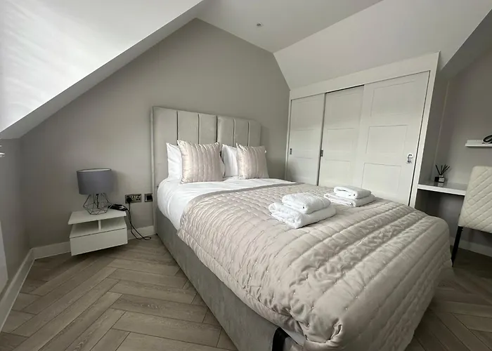 Luxury Waterfront Retreat For Groups *