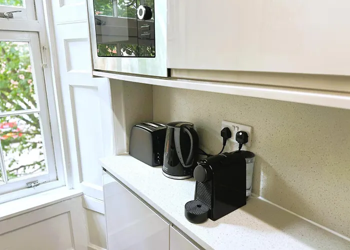 4 Bedroom Modern Spacious - Old Town Apartment