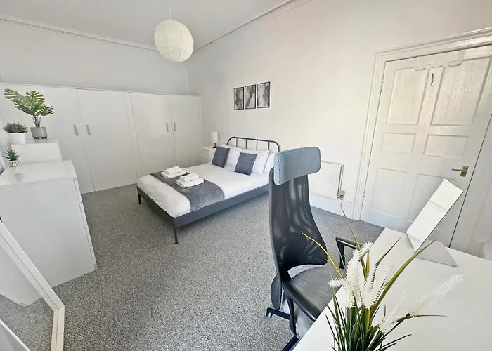 4 Bedroom Modern Spacious - Old Town Edinburgh