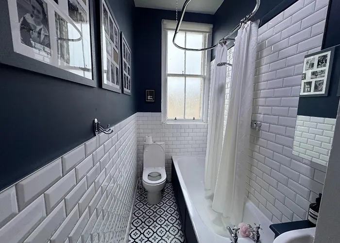 Gorgeous 2bdr With Unique Character In Apartment *