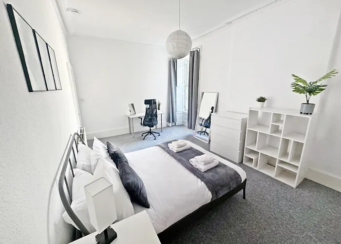 4 Bedroom Modern Spacious - Old Town