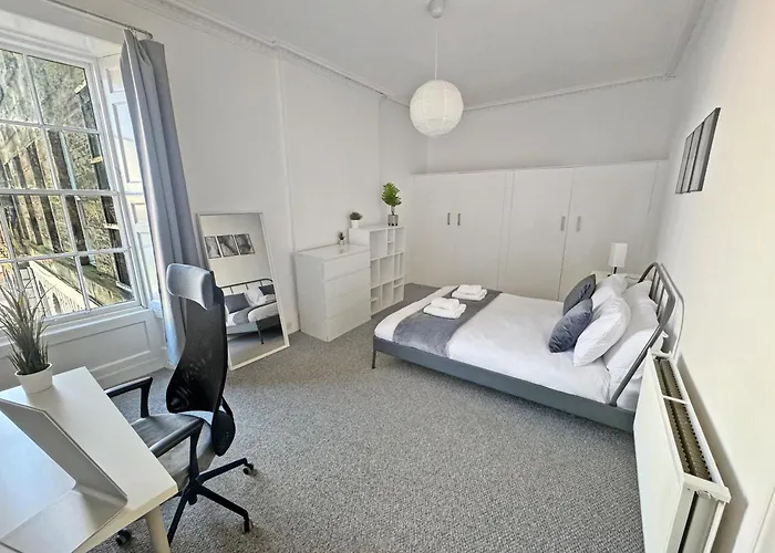 4 Bedroom Modern Spacious - Old Town Apartment