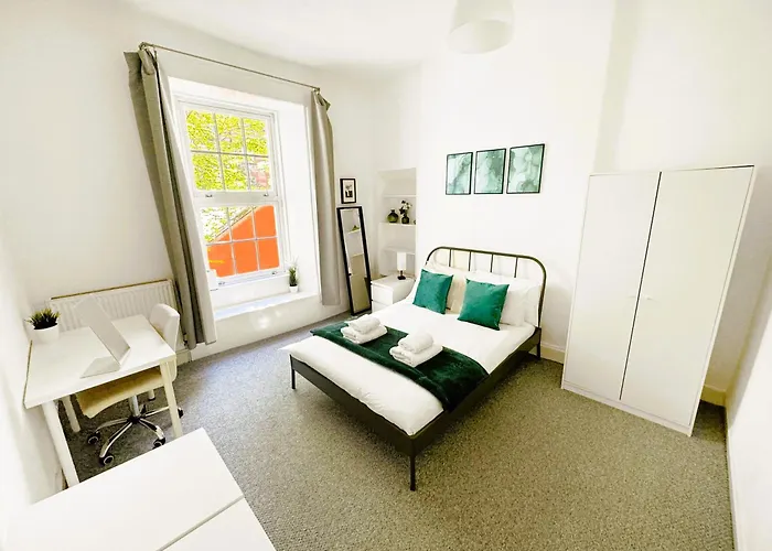 4 Bedroom Modern Spacious - Old Town