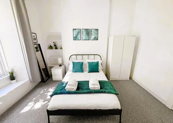 4 Bedroom Modern Spacious - Old Town *