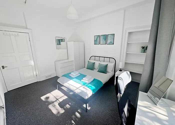 4 Bedroom Modern Spacious - Old Town Edinburgh