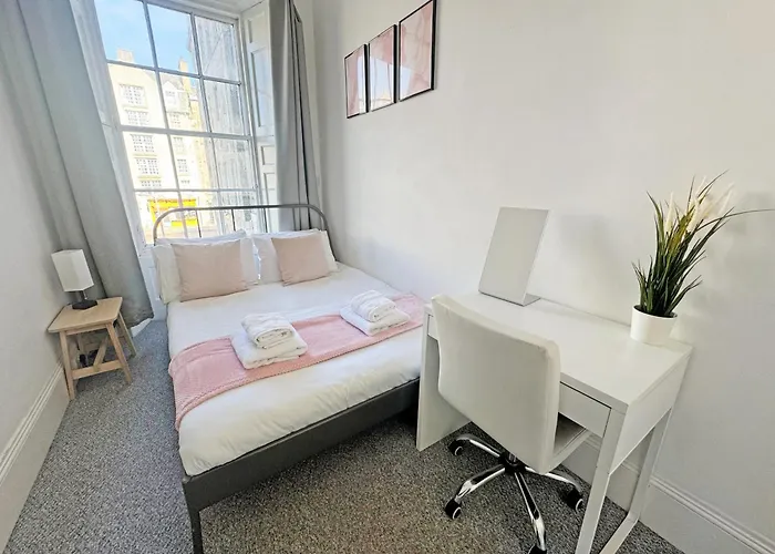 4 Bedroom Modern Spacious - Old Town Apartment *