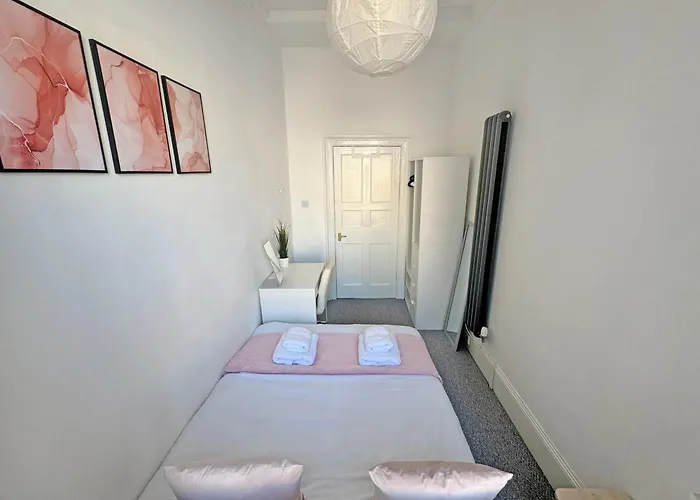 4 Bedroom Modern Spacious - Old Town Apartment Edinburgh