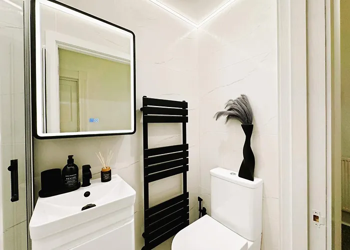 Apartment 4 Bedroom Modern Spacious - Old Town *