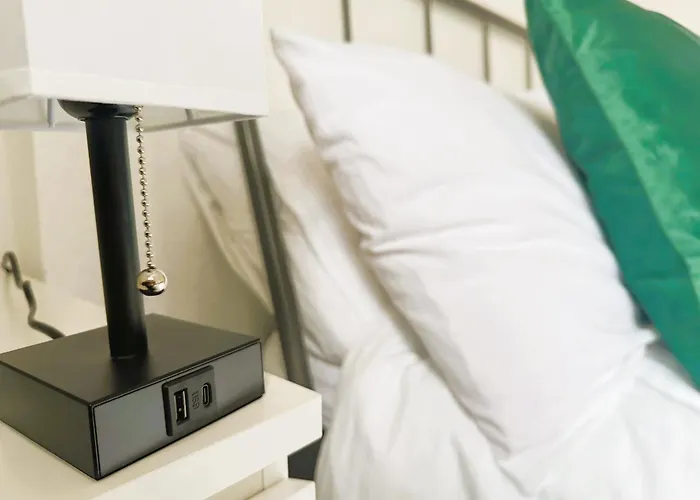 4 Bedroom Modern Spacious - Old Town