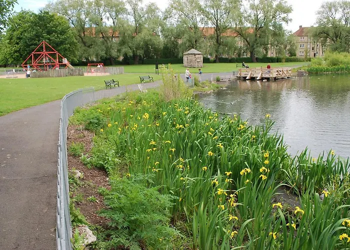 Апартаменты Lochend Park View