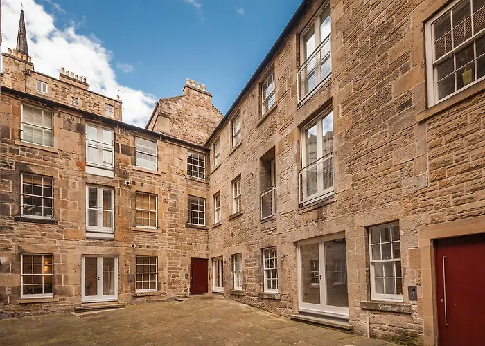 The Edmonstone's Close *