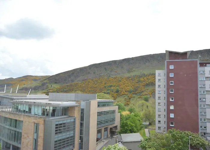 Holyrood Park - Carparking Included! דירה *