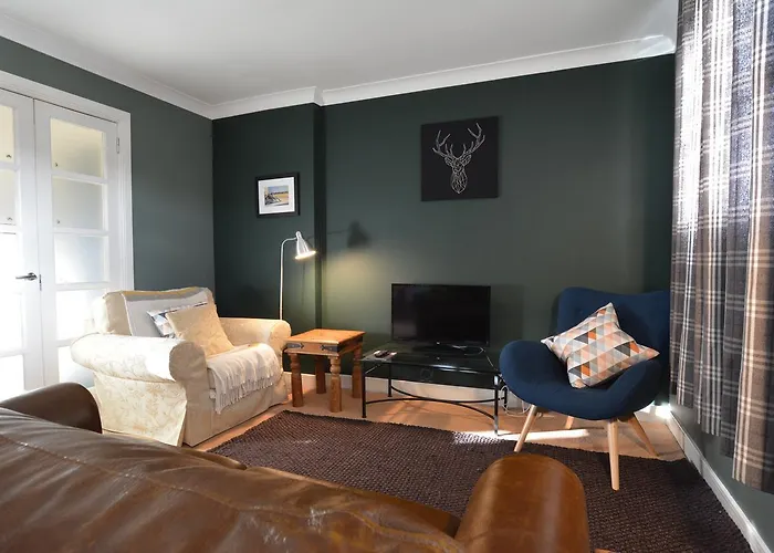 Holyrood Park - Carparking Included!