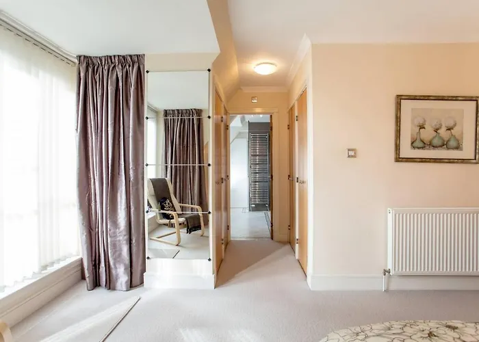 Joivy Inviting Near Leith Walk *