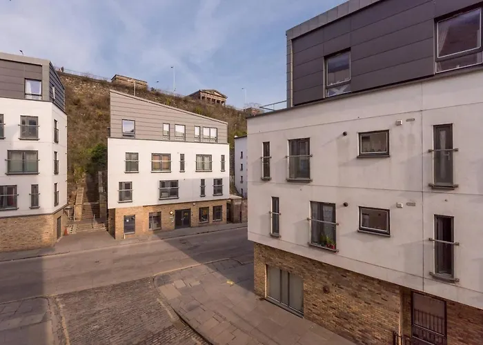 Joivy Old Town With Parking Close To Royal Mile Appartamento