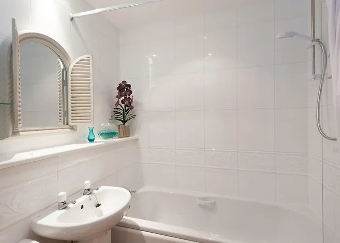 The Botanist Old Town 2 Bedroom Lift Parking Apartment *