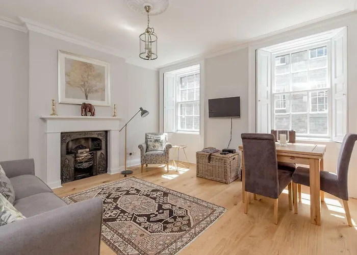 Altido Elegant Georgian 2-bedrm Apt In Heart Of Old Town Apartment