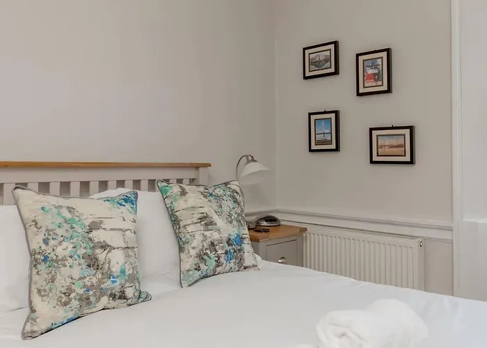 Altido Elegant Georgian 2-bedrm Apt In Heart Of Old Town Apartment