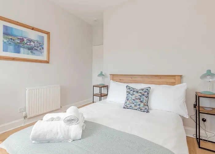 Altido Elegant Georgian 2-bedrm Apt In Heart Of Old Town Apartment