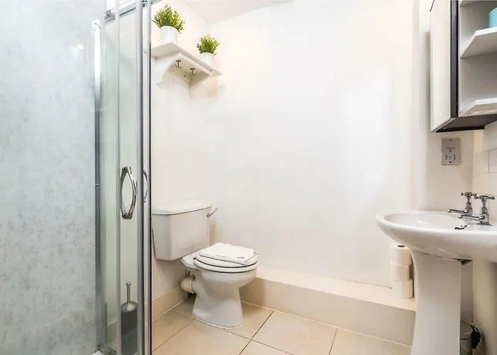 Charming, & Spacious Georgian 3 Bed דירה *